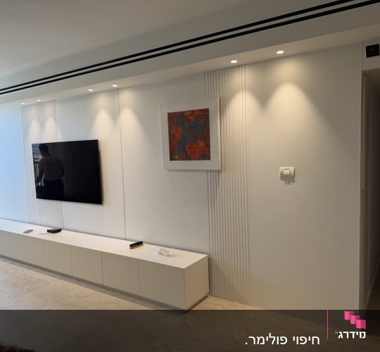 חיפוי קיר פולימרי דקורטיבי בסלון מודרני
